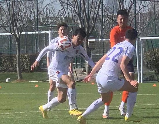 国米1-0领先博洛尼亚加时赛第21分钟，博洛尼亚的角球，利科扬尼斯开向后点，皮球在出底线前被勾了回来，别克马破门！